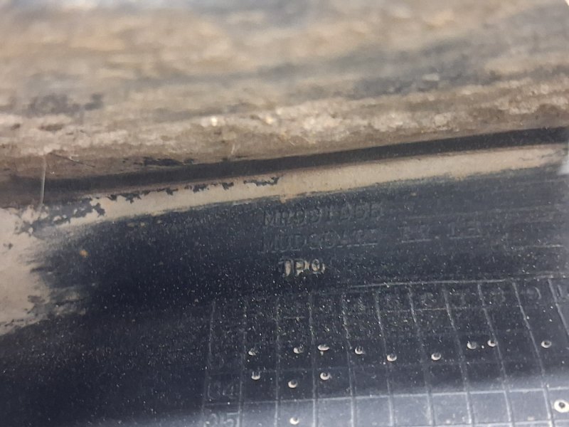 Брызговик задний левый Outlander 2003-2006 cu 2.4 бензин 4G69