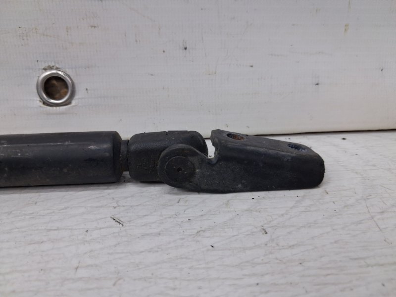 Амортизатор крышки багажника Outlander 2003-2006 CU 2.4 бензин 4G69