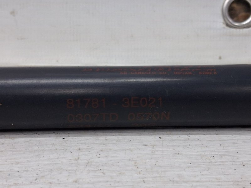 Амортизатор крышки багажника Sorento 2002-2011 BL 2.5 diesel D4CB Амортизатор крышки багажника Sorento 2002-2011 BL 2.5 diesel D4CB