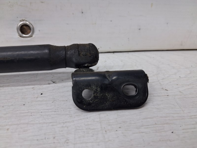 Амортизатор капота Kia Sorento BL 2.5 diesel D4CB Амортизатор капота Kia Sorento BL 2.5 diesel D4CB