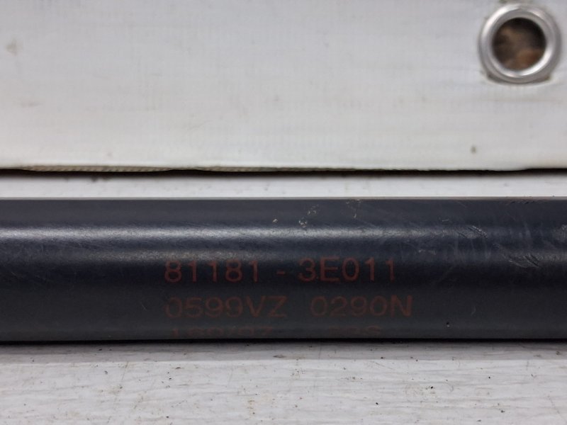 Амортизатор капота Sorento 2002-2011 BL 2.5 diesel D4CB Амортизатор капота Sorento 2002-2011 BL 2.5 diesel D4CB