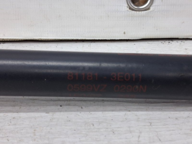 Амортизатор капота Sorento 2002-2011 BL 2.5 diesel D4CB Амортизатор капота Sorento 2002-2011 BL 2.5 diesel D4CB