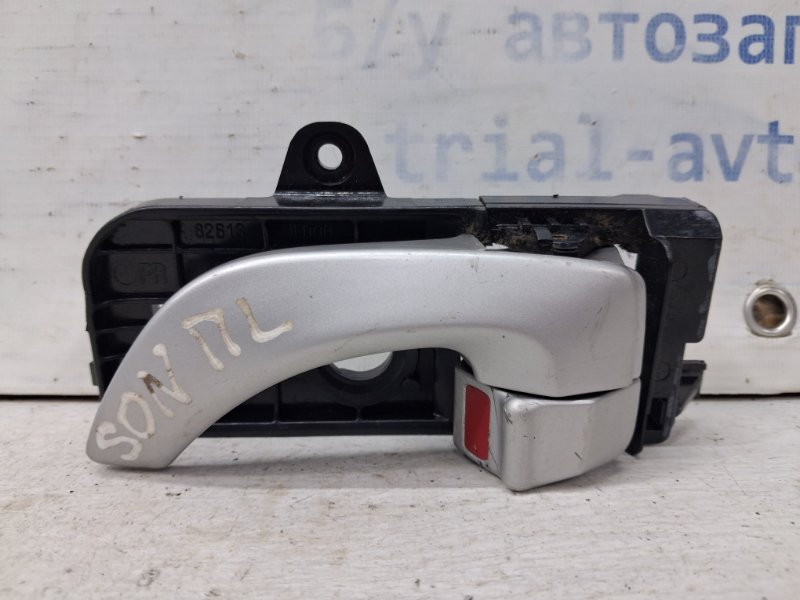 Запчасть ручка двери внутренняя левая Hyundai Sonata 2004-2010 NF 2.4 бензин G4KC 826103K020XZ Б/У Ручка двери внутренняя левая Hyundai Sonata 2004-2010 NF 2.4 бензин G4KC 826103K020XZ Б/У
