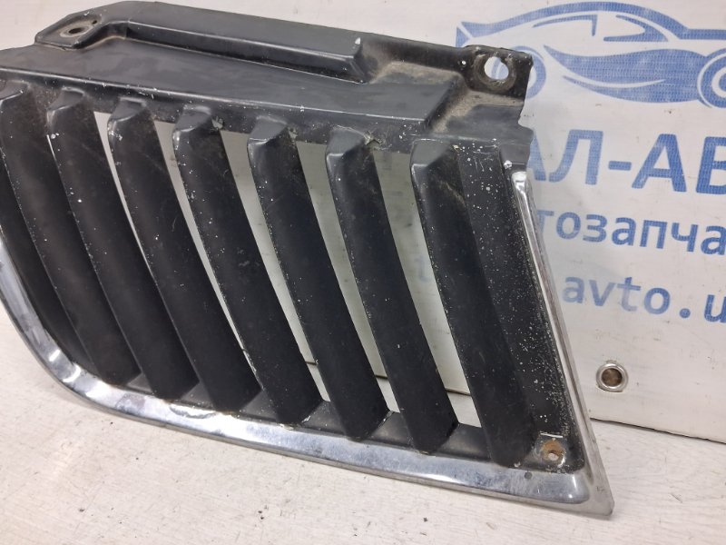 Решетка радиатора левая Mitsubishi L200 KB 2.5 Diesel 4D56