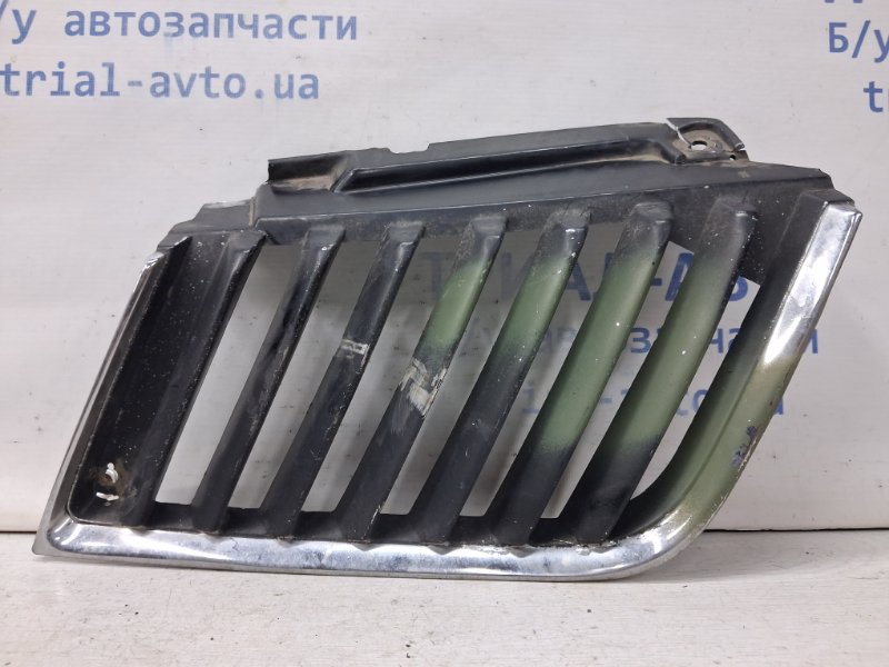 Решетка радиатора правая Mitsubishi L200 2006-2015 KB 2.5 Diesel 4D56 7450A188 Б/У