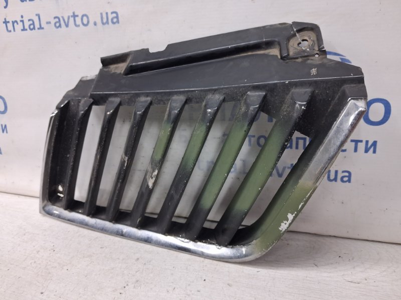 Решетка радиатора правая Mitsubishi L200 KB 2.5 Diesel 4D56
