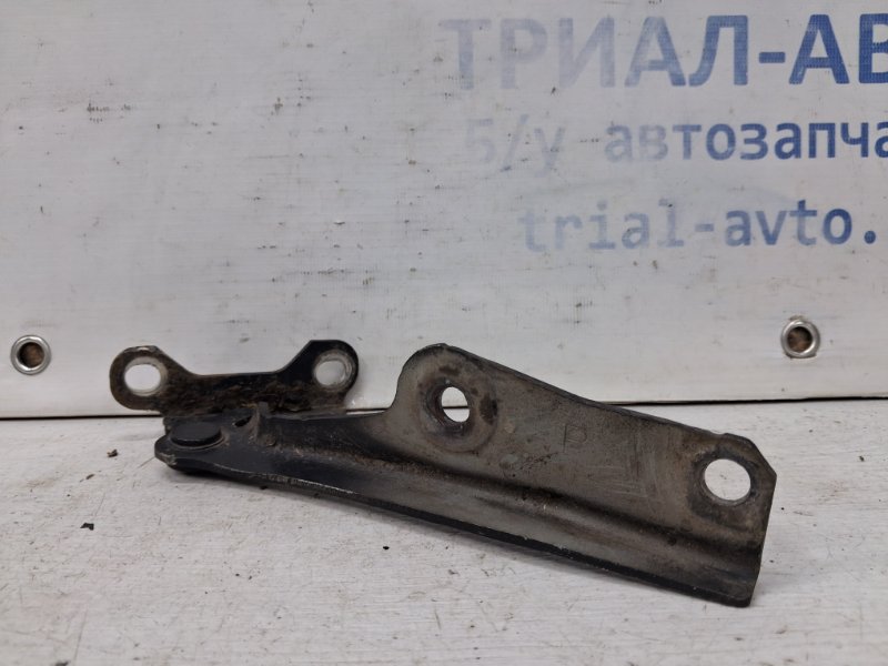 Петля капота правая Mitsubishi L200 KB 2.5 Diesel 4D56 Петля капота правая Mitsubishi L200 KB 2.5 Diesel 4D56