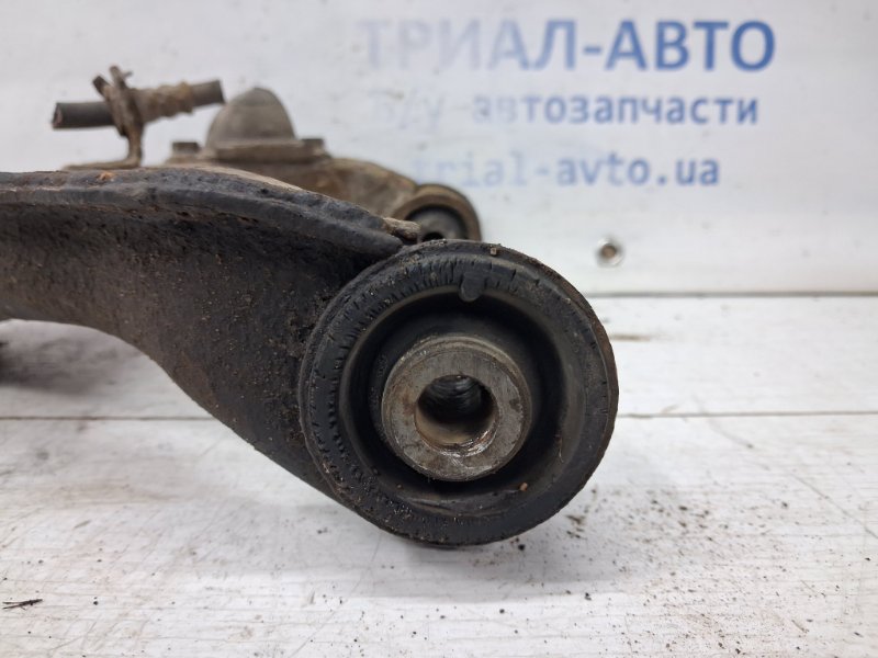 Рычаг передний верхний левый Mitsubishi L200 KB 2.5 Diesel 4D56