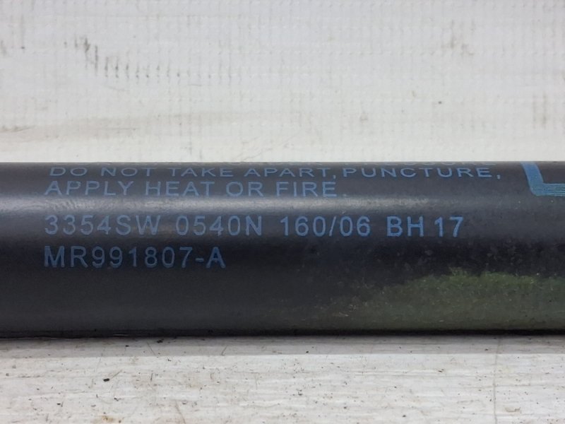 Амортизатор крышки багажника Outlander 2003-2006 CU 2.4 бензин 4G69