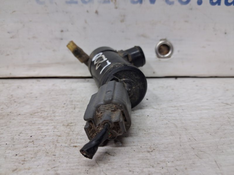 Насос омывателя стекла Mitsubishi L200 KB 2.5 Diesel 4D56 Насос омывателя стекла Mitsubishi L200 KB 2.5 Diesel 4D56