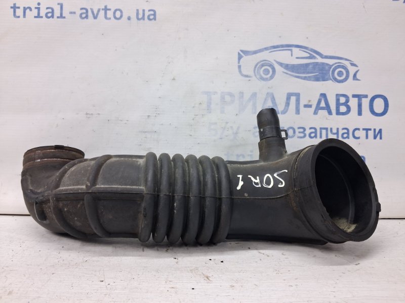 Патрубок воздушного фильтра Kia Sorento 2002-2011 BL 2.5 diesel D4CB 281303E710 Б/У
