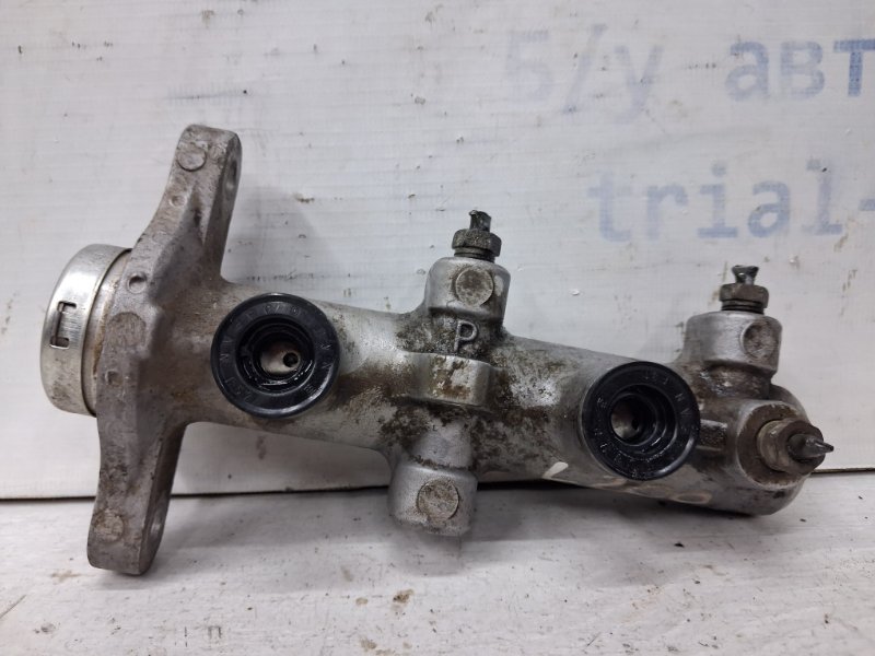 Тормозной цилиндр главный Mitsubishi L200 KB 2.5 Diesel 4D56 Тормозной цилиндр главный Mitsubishi L200 KB 2.5 Diesel 4D56