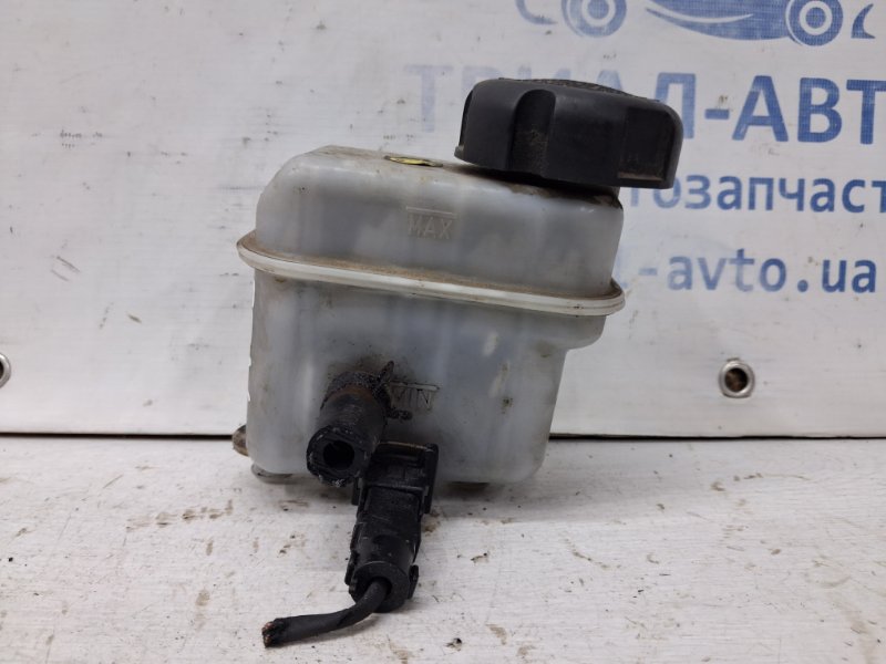 Запчасть бачок главного тормозного цилиндра Hyundai Sonata 2004-2010 NF 2.4 бензин G4KC 585113K501 Б/У Бачок главного тормозного цилиндра Hyundai Sonata 2004-2010 NF 2.4 бензин G4KC 585113K501 Б/У