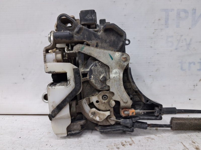 Замок двери передний правый Mitsubishi L200 KB 2.5 Diesel 4D56