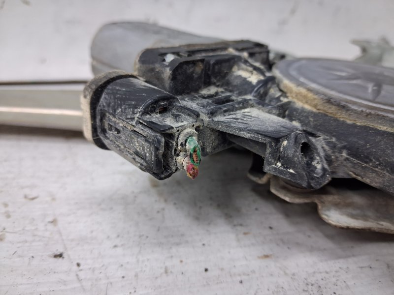 Стеклоподъемник задний левый Mitsubishi L200 KB 2.5 Diesel 4D56