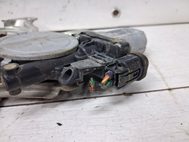 Стеклоподъемник задний правый Mitsubishi L200 KB 2.5 Diesel 4D56