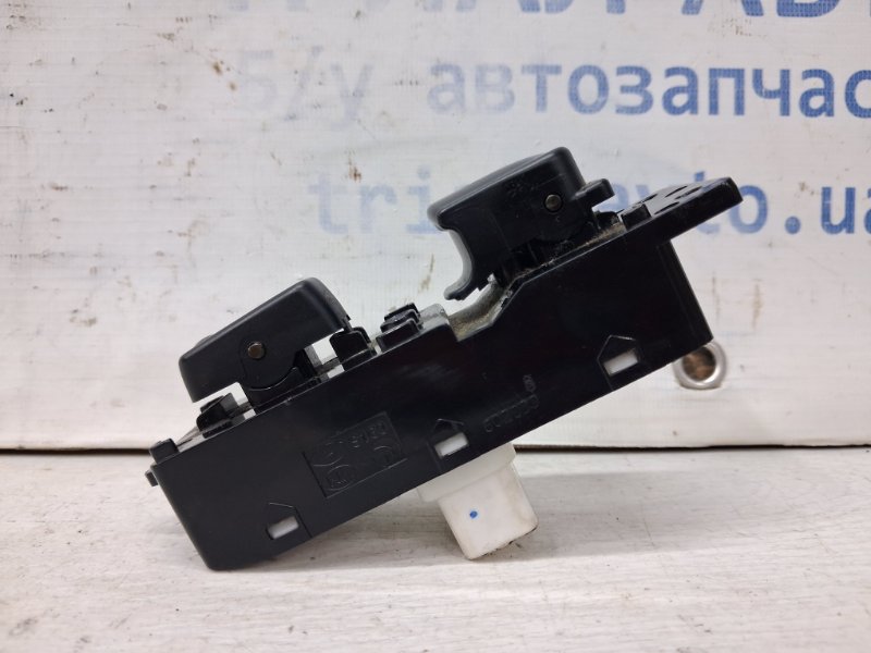 Запчасть кнопка стеклоподъемника передняя правая Hyundai Sonata 2004-2010 NF 2.4 бензин G4KC 935753K010QS Б/У Кнопка стеклоподъемника передняя правая Hyundai Sonata 2004-2010 NF 2.4 бензин G4KC 935753K010QS Б/У