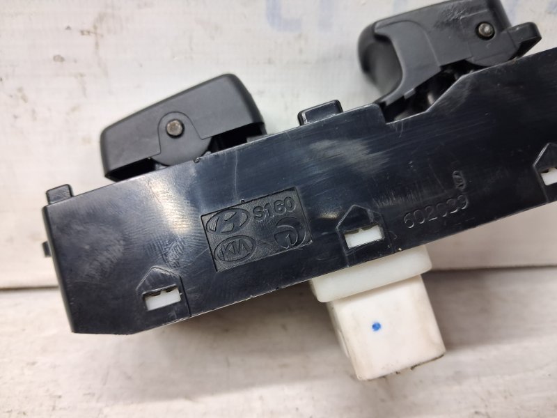 Кнопка стеклоподъемника передняя правая Sonata 2004-2010 NF 2.4 бензин G4KC Кнопка стеклоподъемника передняя правая Sonata 2004-2010 NF 2.4 бензин G4KC