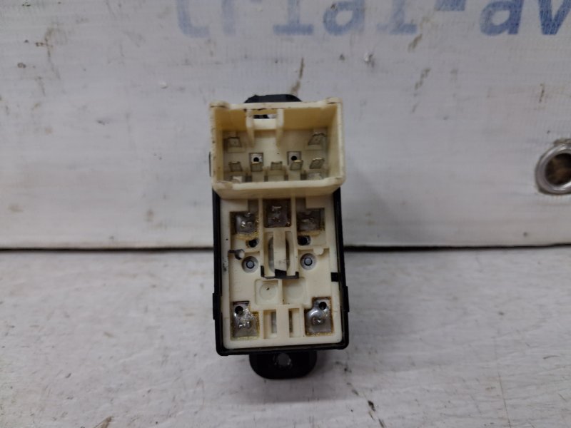 Кнопка стеклоподъемника задняя Hyundai Sonata NF 2.4 бензин G4KC Кнопка стеклоподъемника задняя Hyundai Sonata NF 2.4 бензин G4KC