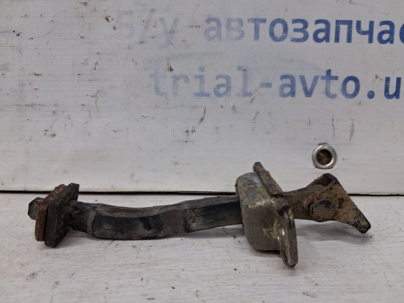 Запчасть ограничитель двери задний левый Hyundai Sonata 2004-2010 NF 2.4 бензин G4KC 794803K000 Б/У Ограничитель двери задний левый Hyundai Sonata 2004-2010 NF 2.4 бензин G4KC 794803K000 Б/У