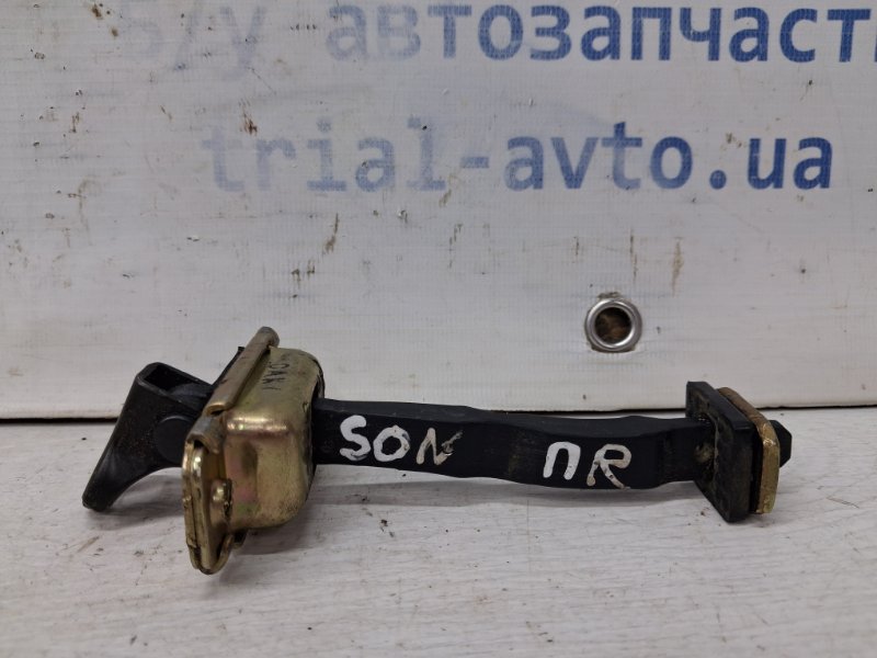 Запчасть ограничитель двери передний правый Hyundai Sonata 2004-2010 NF 2.4 бензин G4KC 793903K000 Б/У Ограничитель двери передний правый Hyundai Sonata 2004-2010 NF 2.4 бензин G4KC 793903K000 Б/У