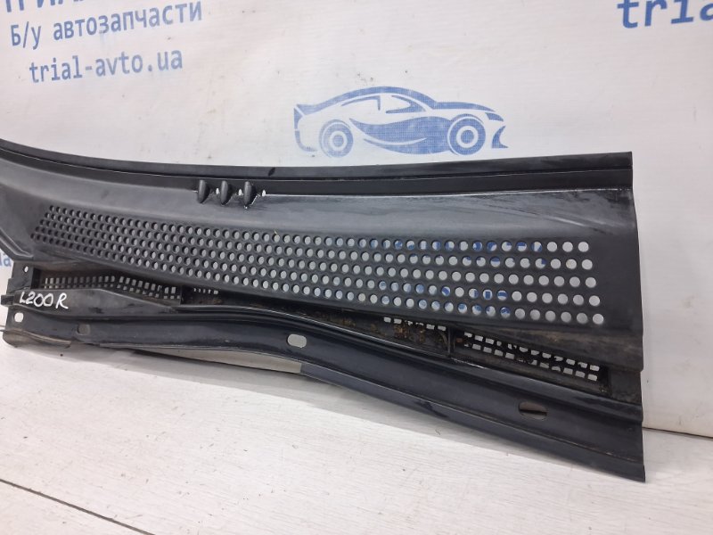 Дефлектор радиатора правый Mitsubishi L200 KB 2.5 Diesel 4D56