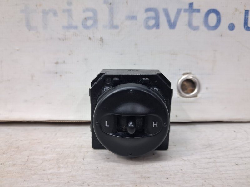 Запчасть корректор зеркал Kia Sorento 2002-2011 BL 2.5 diesel D4CB 935703E000EN Б/У Корректор зеркал Kia Sorento 2002-2011 BL 2.5 diesel D4CB 935703E000EN Б/У