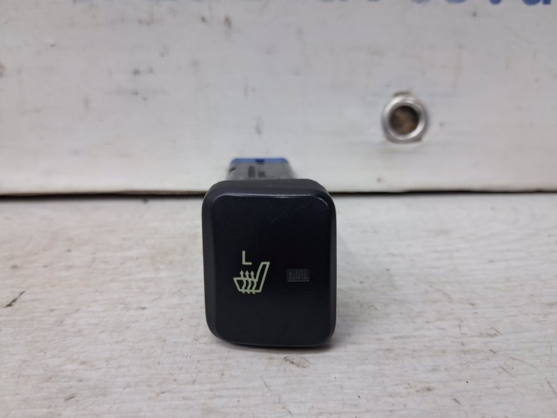 Запчасть кнопка подогрева Hyundai Sonata 2004-2010 NF 2.4 бензин G4KC 937003K010 Б/У Кнопка подогрева Hyundai Sonata 2004-2010 NF 2.4 бензин G4KC 937003K010 Б/У