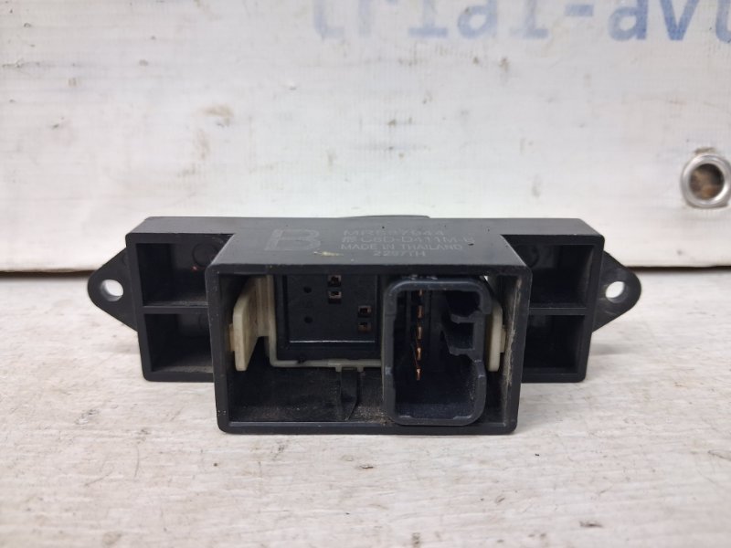 Кнопка стеклоподъемника Mitsubishi L200 KB 2.5 Diesel 4D56