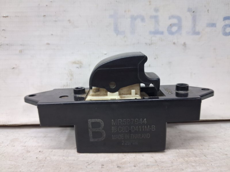 Кнопка стеклоподъемника Mitsubishi L200 2006-2015 KB 2.5 Diesel 4D56 MR587944 Б/У