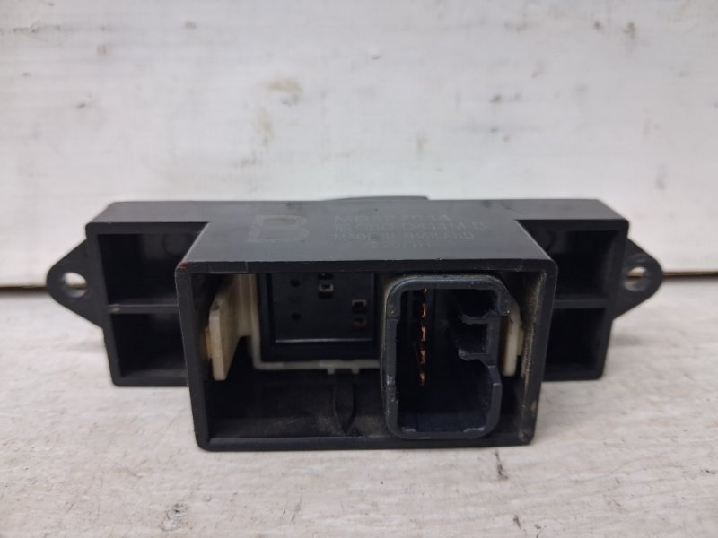 Кнопка стеклоподъемника Mitsubishi L200 KB 2.5 Diesel 4D56