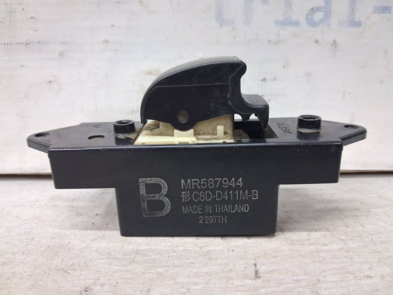 Кнопка стеклоподъемника Mitsubishi L200 2006-2015 KB 2.5 Diesel 4D56 MR587944 Б/У
