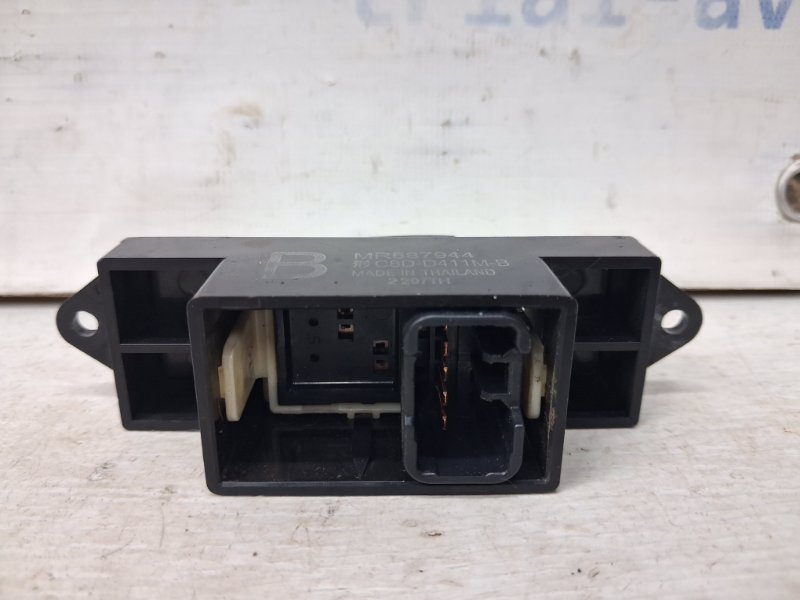 Кнопка стеклоподъемника Mitsubishi L200 KB 2.5 Diesel 4D56