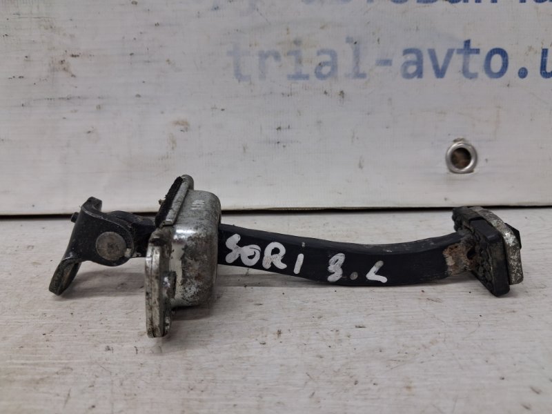 Запчасть ограничитель двери задний левый Kia Sorento 2002-2011 BL 2.5 diesel D4CB 794803E001 Б/У Ограничитель двери задний левый Kia Sorento 2002-2011 BL 2.5 diesel D4CB 794803E001 Б/У