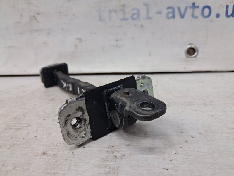 Ограничитель двери передний правый Sorento 2002-2011 BL 2.5 diesel D4CB Ограничитель двери передний правый Sorento 2002-2011 BL 2.5 diesel D4CB