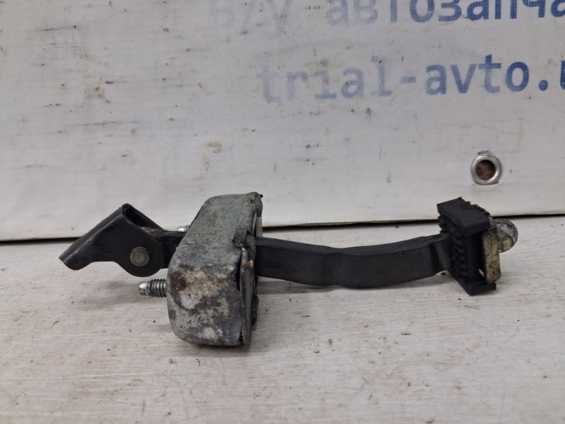 Ограничитель двери задний левый Toyota Prado 2002-2009 J120 4.0 1GR-FE 6863060120 Б/У