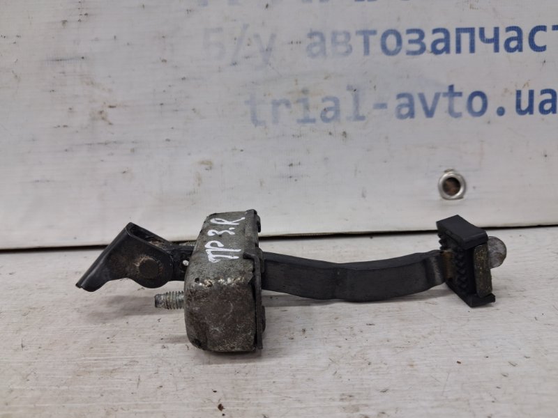 Запчасть ограничитель двери задний правый Toyota Prado 2002-2009 J120 4.0 1GR-FE 6863060100 Б/У Ограничитель двери задний правый Toyota Prado 2002-2009 J120 4.0 1GR-FE 6863060100 Б/У