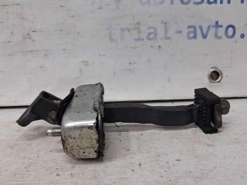 Запчасть ограничитель двери передний левый Toyota Prado 2002-2009 J120 4.0 1GR-FE 6861060100 Б/У Ограничитель двери передний левый Toyota Prado 2002-2009 J120 4.0 1GR-FE 6861060100 Б/У