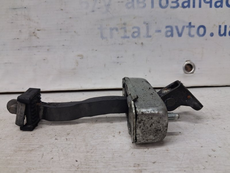 Запчасть ограничитель двери передний правый Toyota Prado 2002-2009 J120 4.0 1GR-FE 6861060100 Б/У Ограничитель двери передний правый Toyota Prado 2002-2009 J120 4.0 1GR-FE 6861060100 Б/У