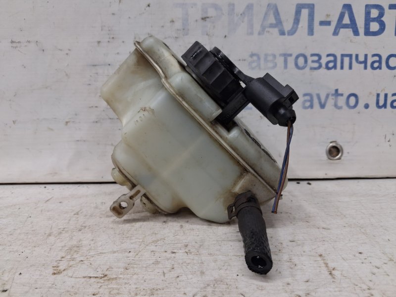 Бачок главного тормозного цилиндра Volkswagen Caddy 2003-2015 2k 1.9 diesel BJB 1K1611301C Б/У