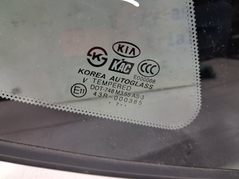 Стекло в кузов заднее левое Kia Sorento BL 2.5 diesel D4CB Стекло в кузов заднее левое Kia Sorento BL 2.5 diesel D4CB