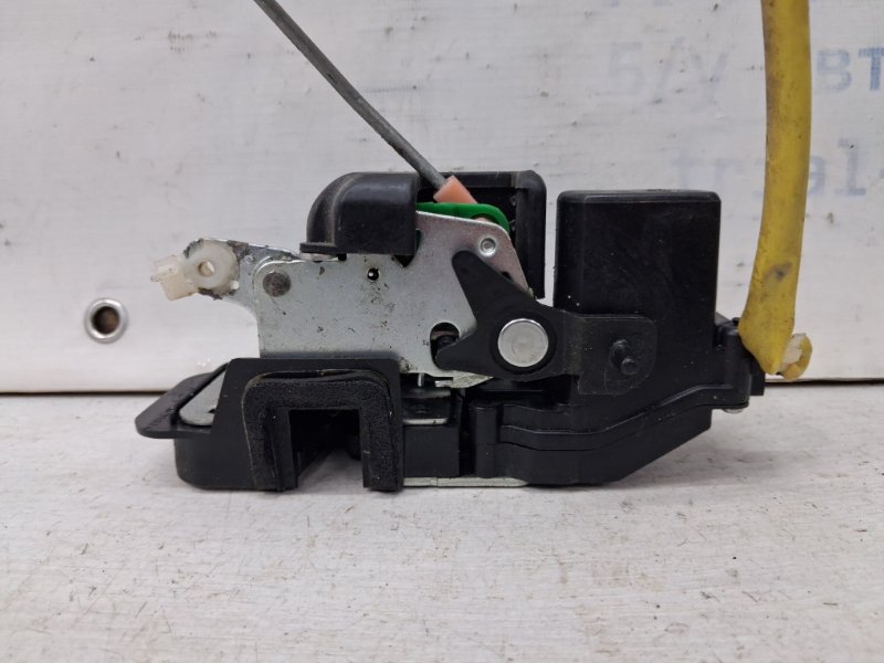 Замок двери задний левый Kia Sorento BL 2.5 diesel D4CB