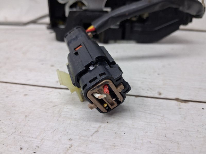 Замок двери передний левый Sorento 2002-2011 BL 2.5 diesel D4CB Замок двери передний левый Sorento 2002-2011 BL 2.5 diesel D4CB