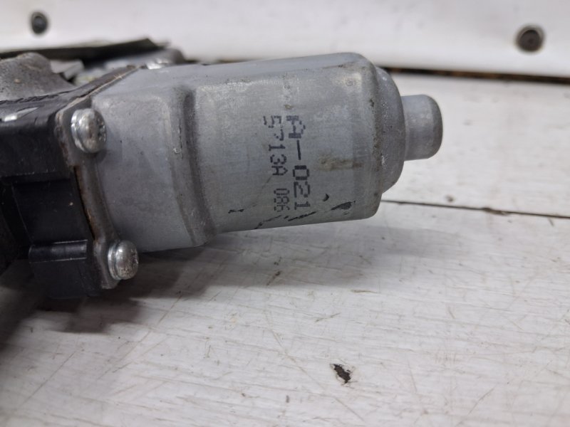 Стеклоподъемник задний левый Outlander 2007-2012 XL 2.4 бензин 4b12 Стеклоподъемник задний левый Outlander 2007-2012 XL 2.4 бензин 4b12