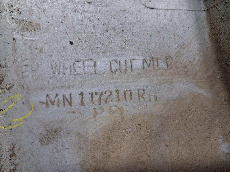 Накладка крыла передняя правая Pajero Wagon 1999-2006 3 3.2 Дизель 4M41