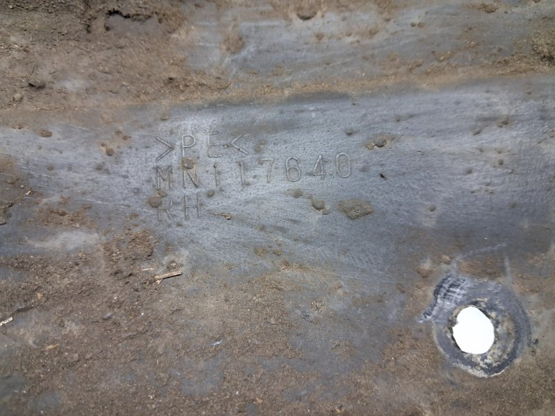 Подкрылок передний левый Pajero Wagon 1999-2006 3 3.2 Дизель 4M41