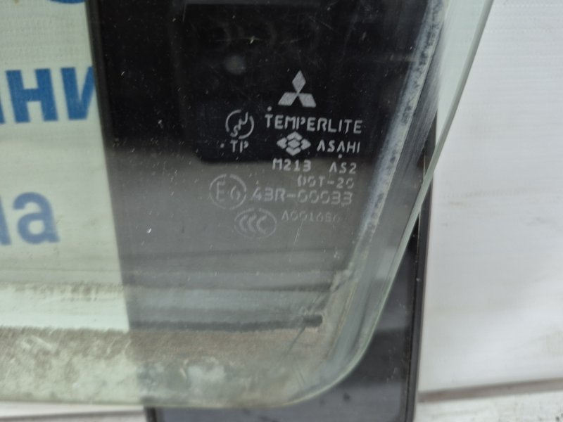 Стекло двери переднее левое Mitsubishi Pajero Wagon 4 3.2 Дизель 4M41