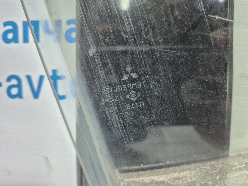 Стекло двери переднее правое Mitsubishi Pajero Wagon 4 3.2 Дизель 4M41