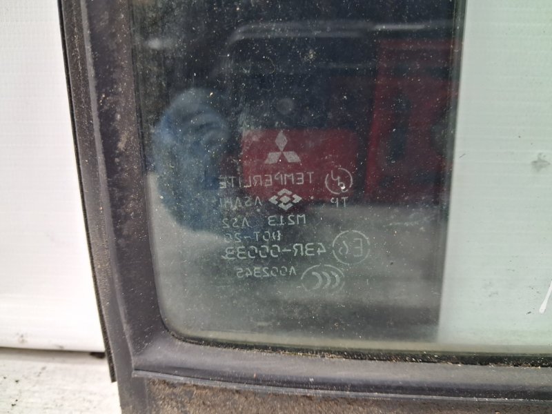 Стекло двери задней правой (форточка) Mitsubishi Pajero Wagon 3 3.2 Дизель 4M41
