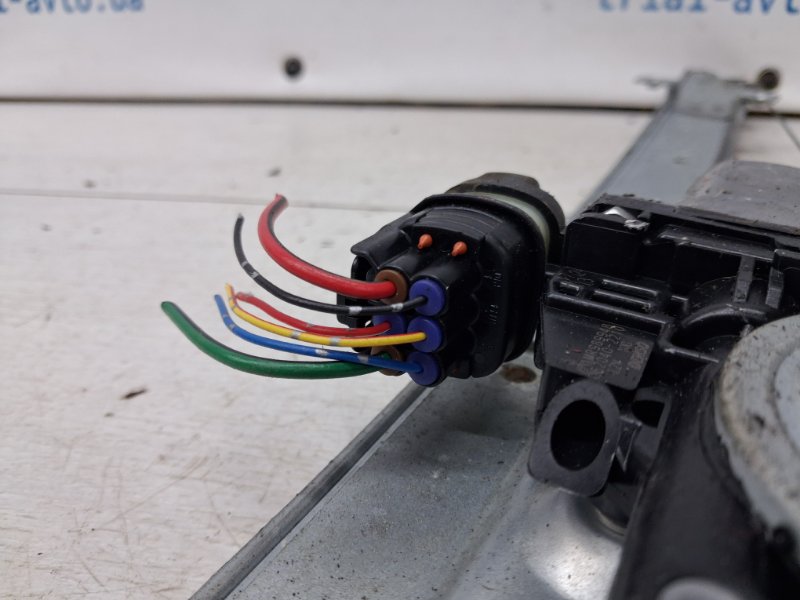 Стеклоподъемник передний левый Mitsubishi Pajero Wagon 3 3.2 Дизель 4M41